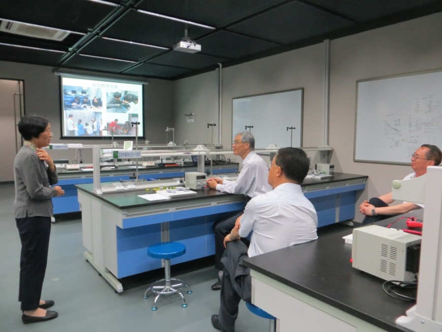 Deputy Vice-Chancellor Shi Wei from HKUST visited the Physics teaching laboratory