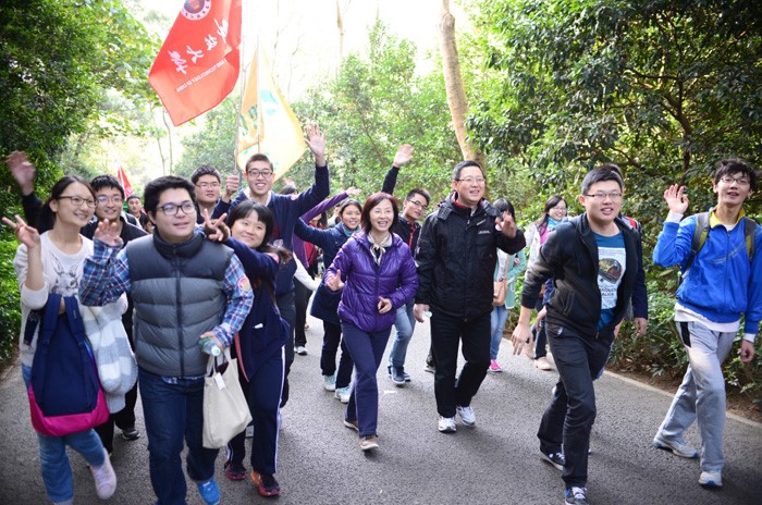 SUSTC Participated in “Walk for a Million” Lianhua Hill Activity