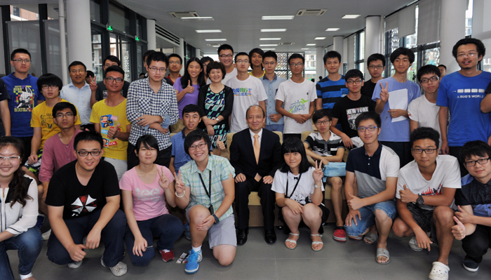 The President’s Afternoon Tea: the President Chen Shiyi Talked with Students Freely at Lakeside