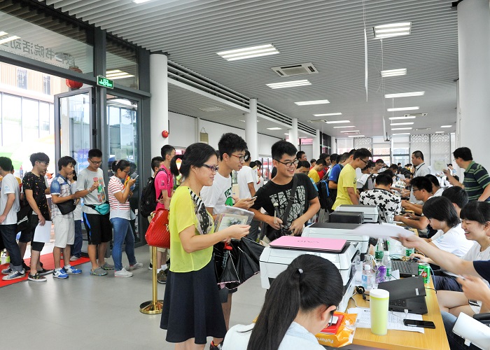 SUSTC Welcomes over 900 New Students Secretary Li Ming and President Chen Shiyi Visit the New Students  2015-09-01