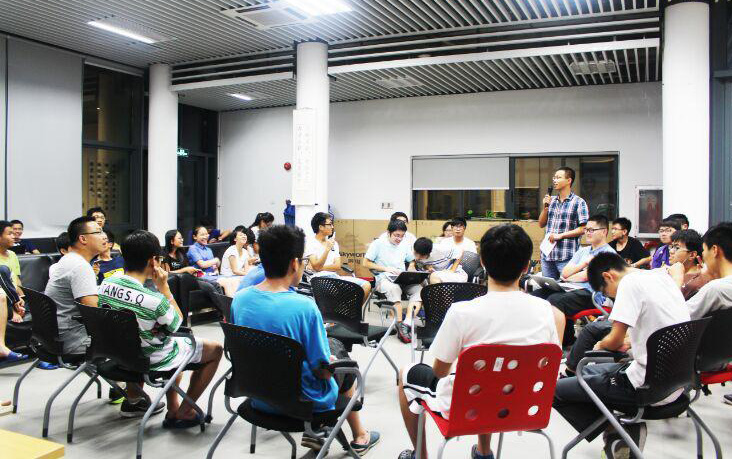 Seniors in All Departments Gathered in ShuRen College