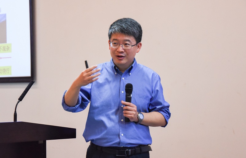 Condensed matter physicist Ding Hong explained “Weyl fermions in the solid universe”