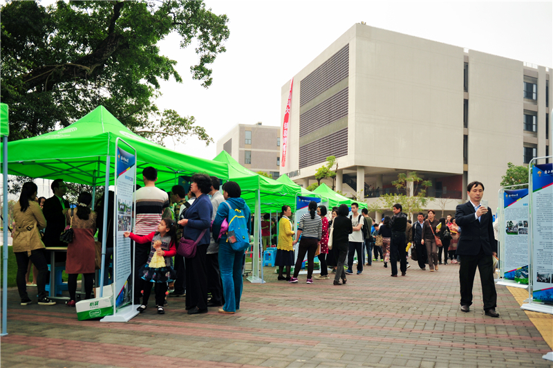 2,000 High-school Students & Parents in SUSTech Open Campus Day