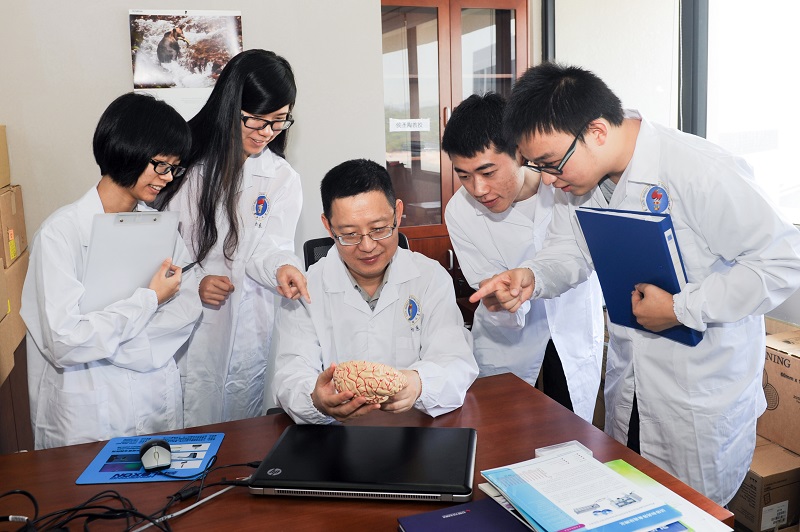 Tutor Sketch | Prof. Hou Shengtao: Guiding Students’ Interests in Scientific Researches