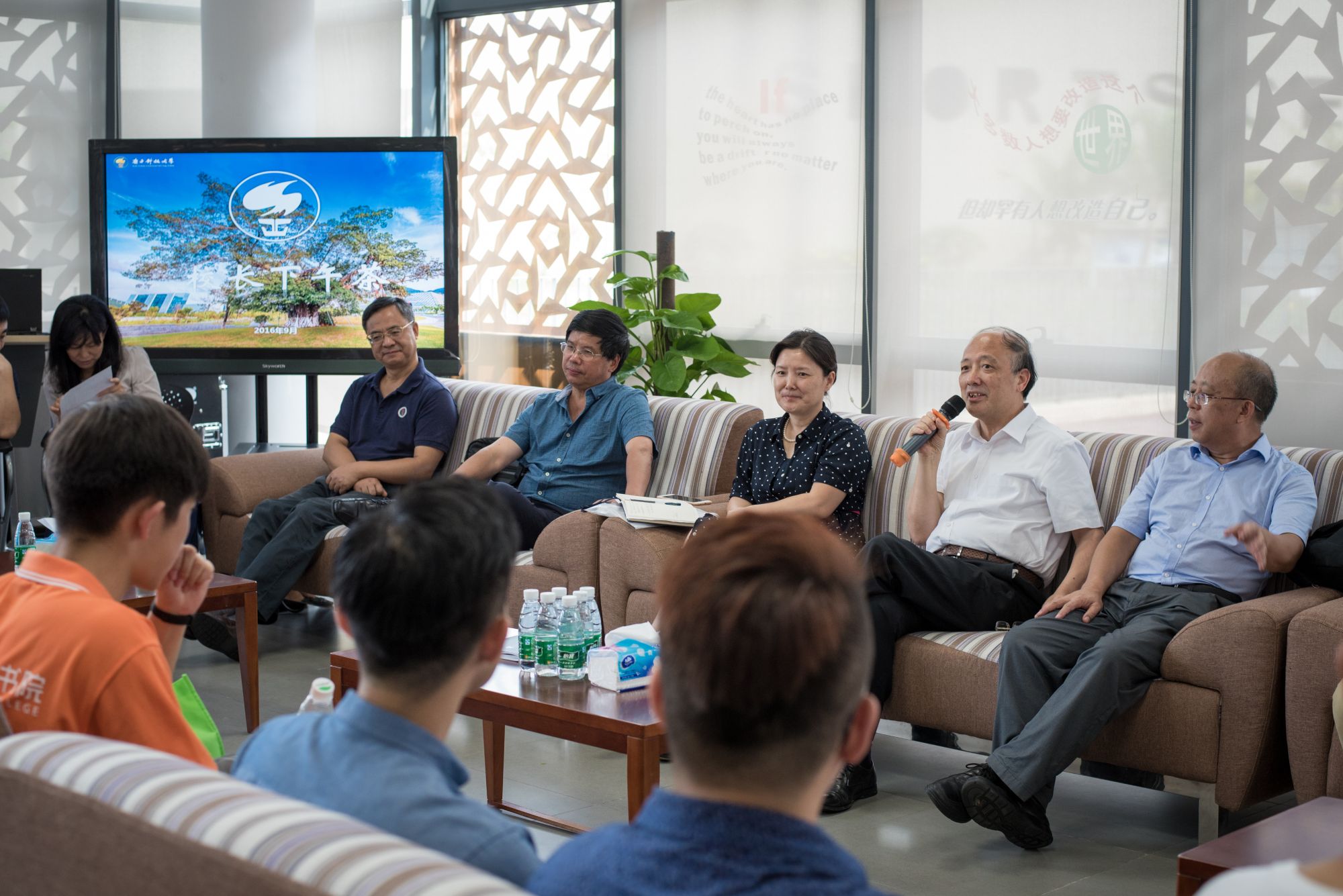 President Chen Shiyi Discusses Development Plans with Students on the Eve of Mid-Autumn Festival