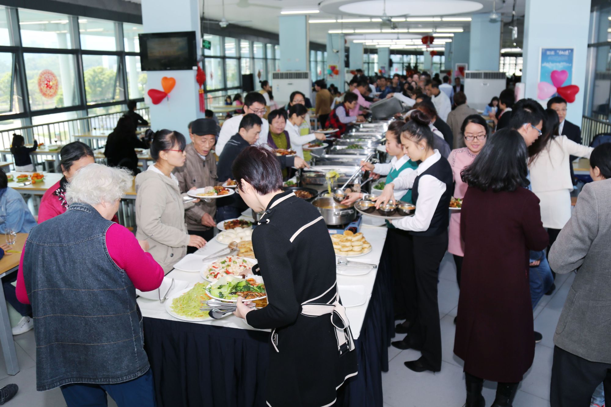 SUSTech holds 2017 “New Year’s Luncheon”  faculty members and students celebrate Chinese New Year together