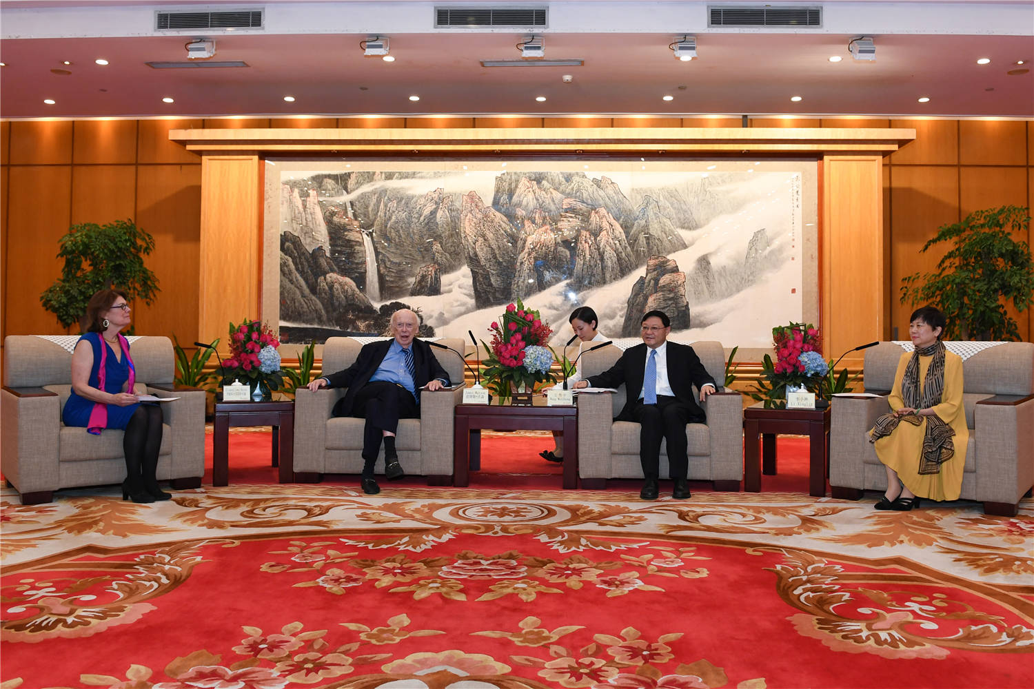 Guangdong Province Officials Meets Nobel laureate James Watson at SUSTech Precision Medicine Summit