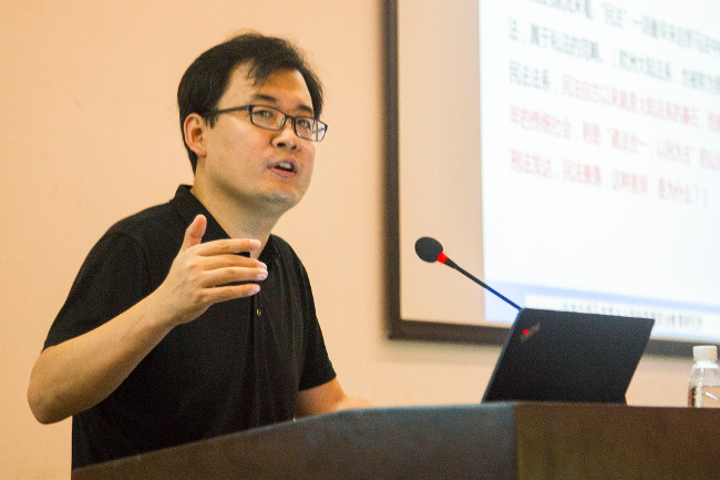 Peking University Associate Professor Zhang Huifeng gives lecture on law-related education