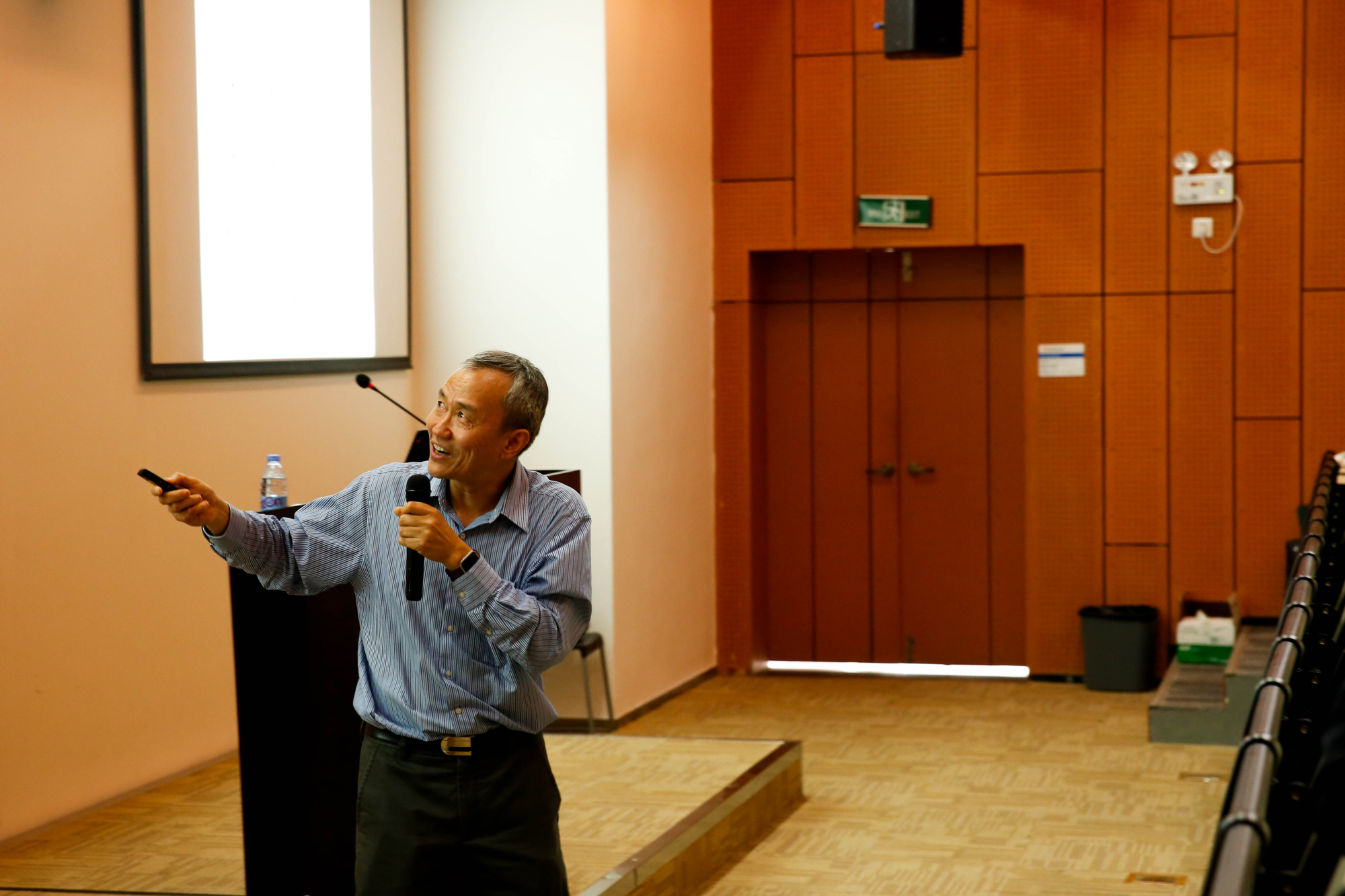 Fudan University Professor Lectures About Art of Physics