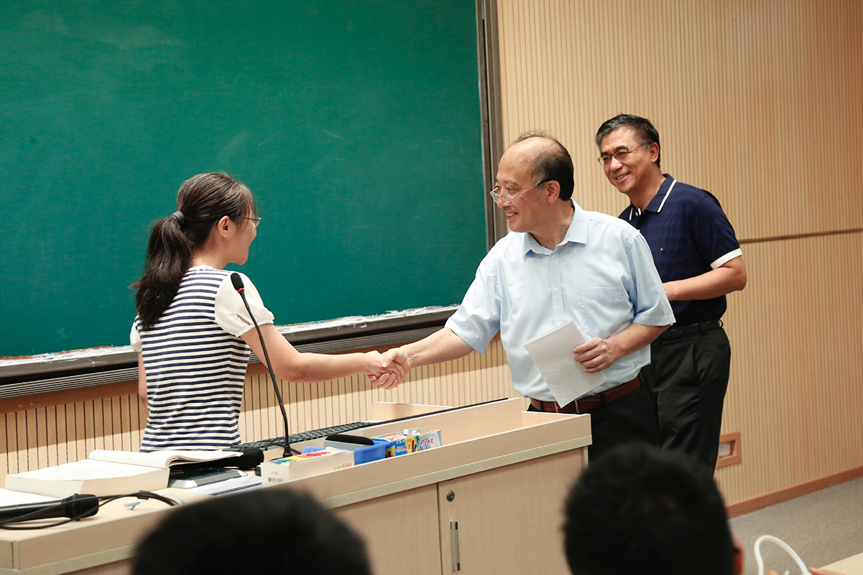 President Chen Shiyi Led Team to Inspect 1st Day of Semester