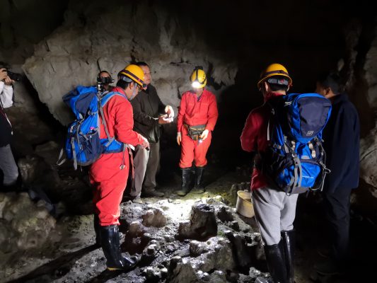 Interdisciplinary team investigates caves in Guizhou