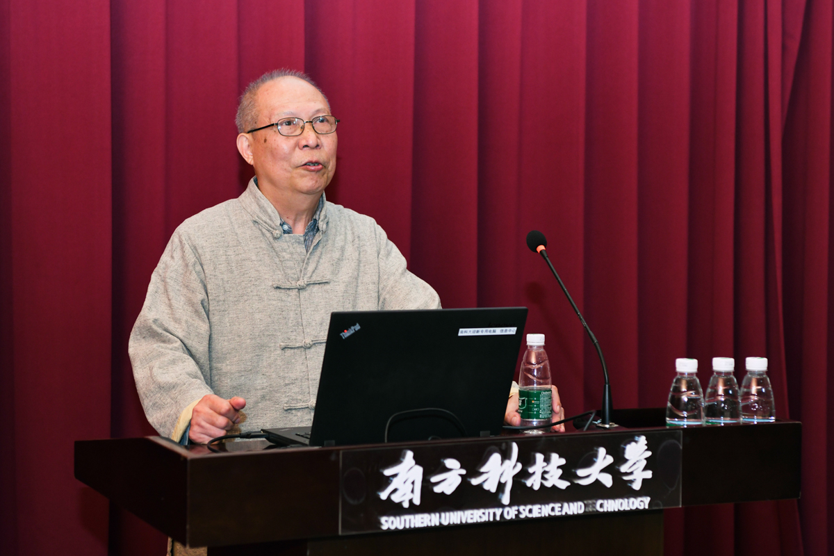 Distinguished Linguist lectures on difference between the East & West thinking processes