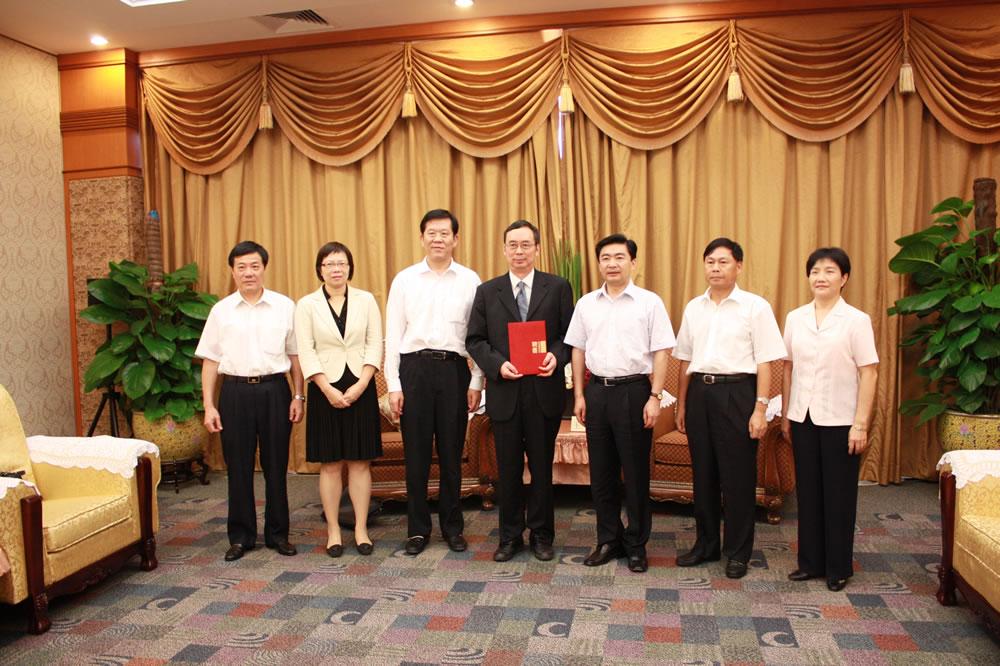 In September 2009, Rong WANG, then Acting Shenzhen Mayor, appointed Academician Qingshi ZHU as the inaugural SUSTech President.