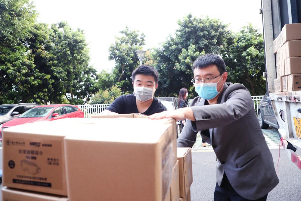 In February 2020, the team of Associate Professor Dazhi SUN developed anti-fog alcohol wipes and anti-fog alcohol sprays to aid against the novel coronavirus epidemic.