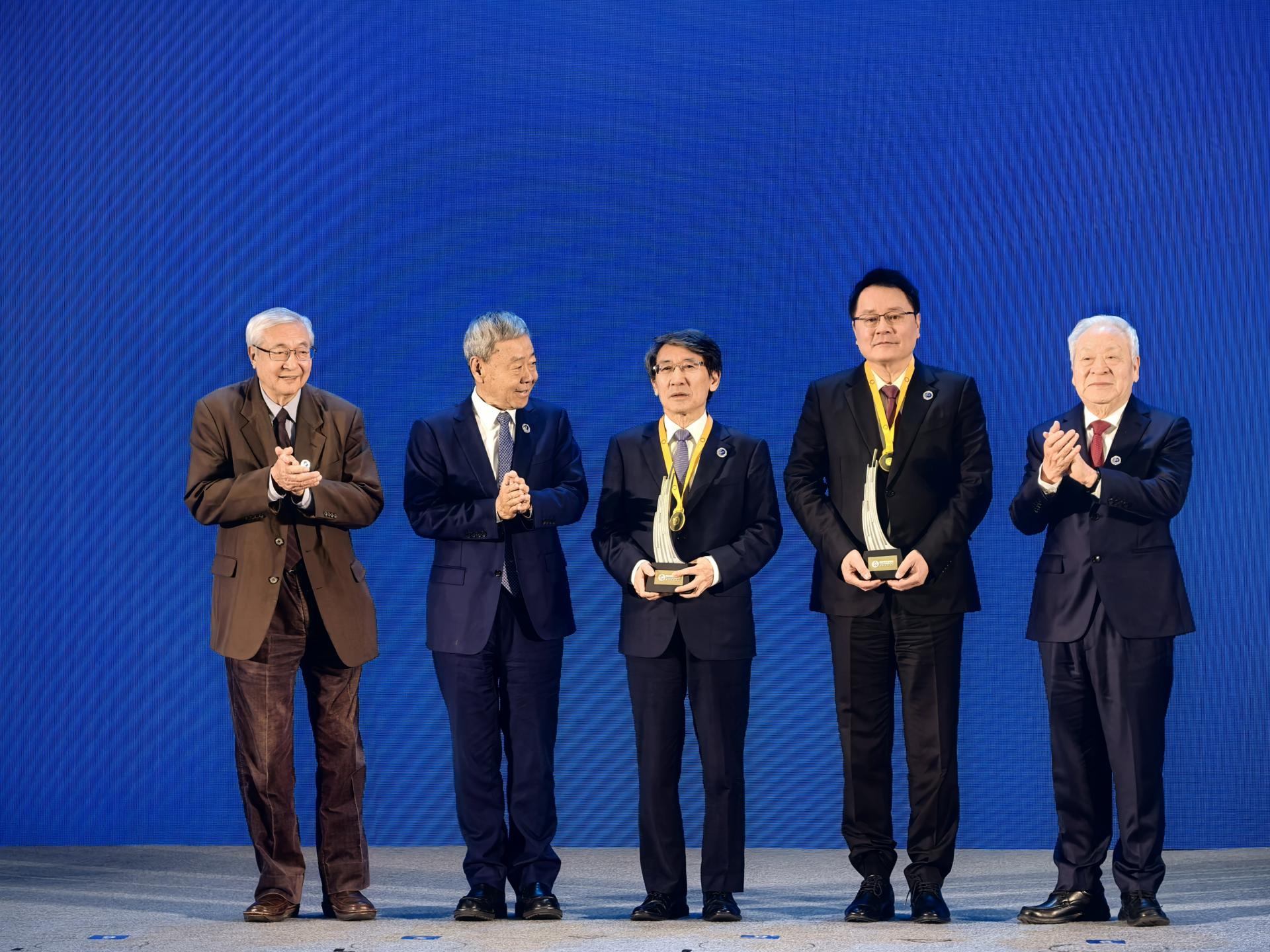 SUSTech President Qikun XUE receives Tengchong Science Award 2024