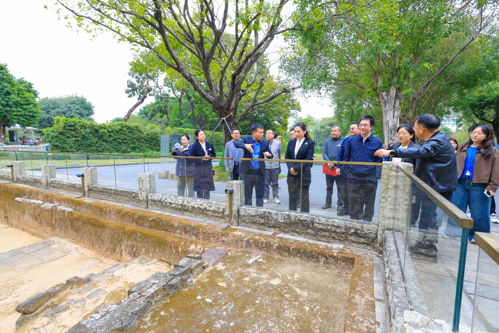 Chairperson JIANG Visits the “Nanshan No. 1: The Earliest Residents of Shenzhen” Cultural Relics-Themed Traveling Mini-Exhibition