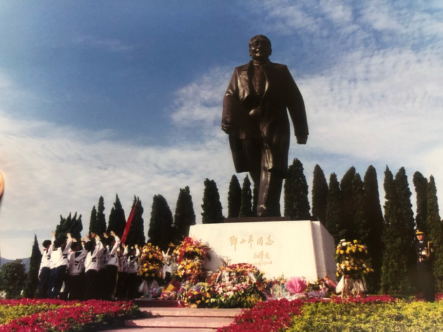 2000年邓小平塑像揭幕现场.png