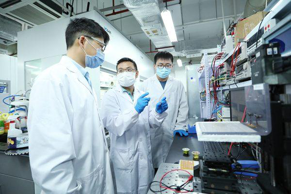 刘玮书团队在实验室开展研究.png