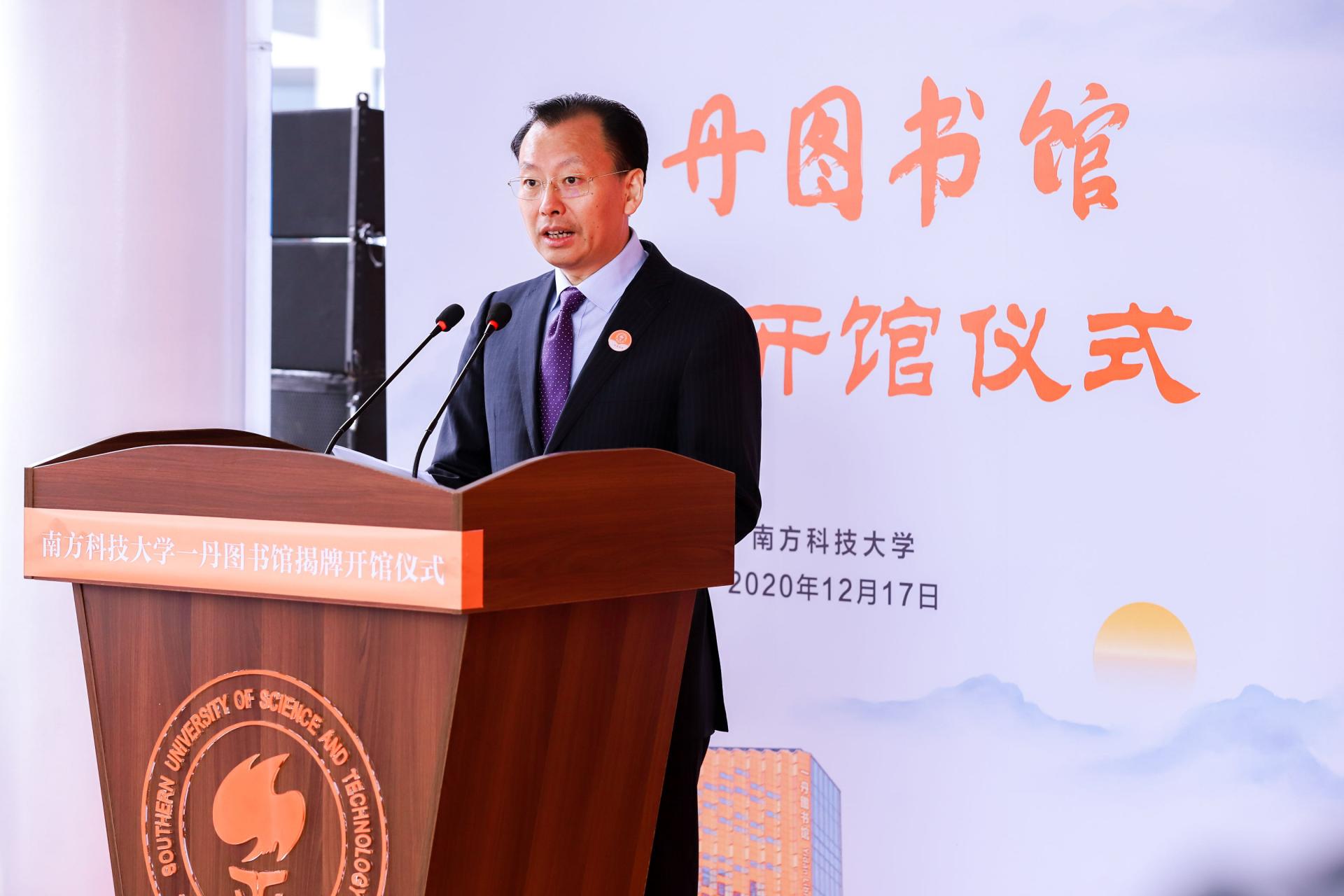 李凤亮主持.jpg