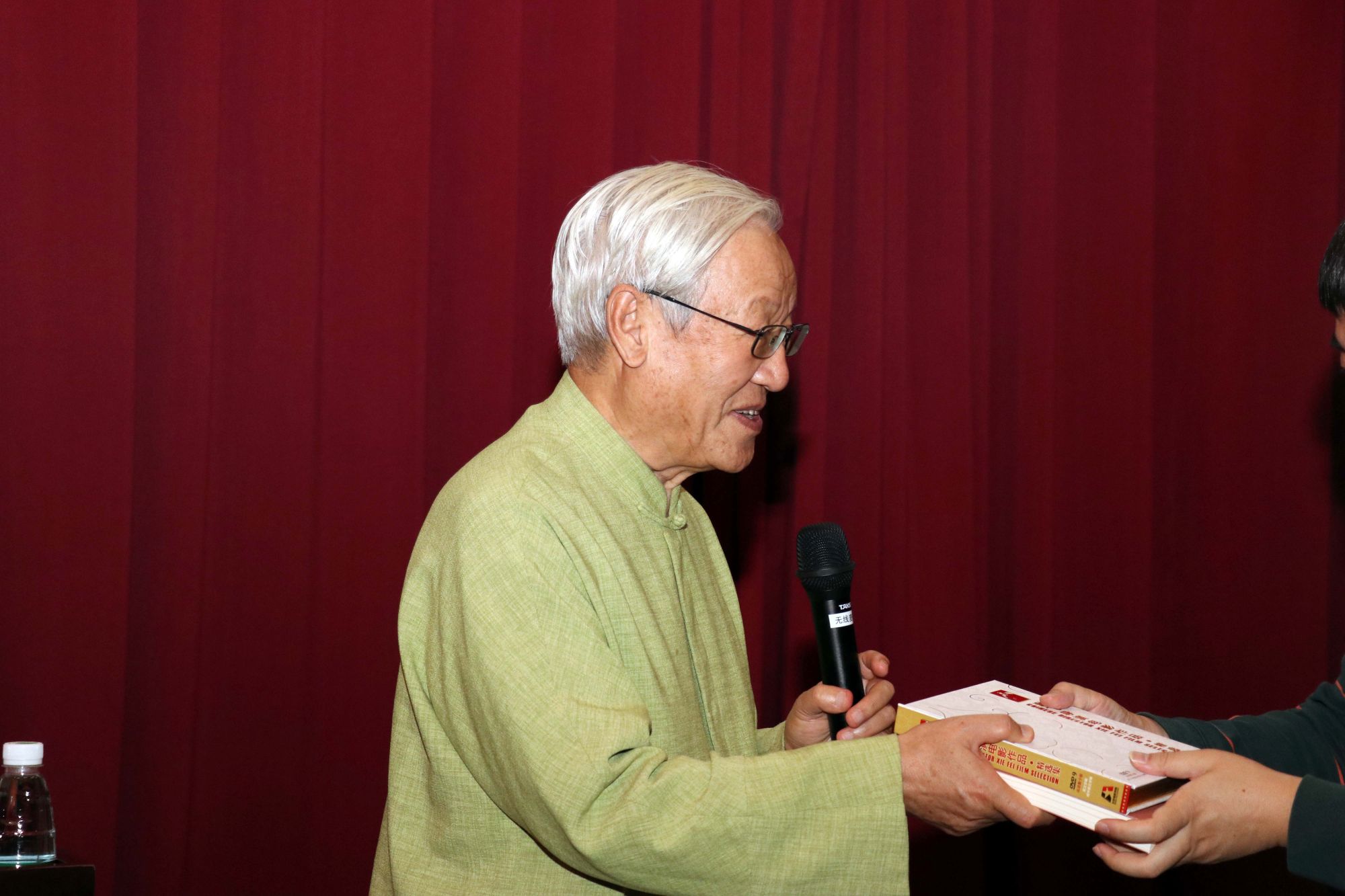 著名导演谢飞南科大讲堂讲述"家书"背后的故事